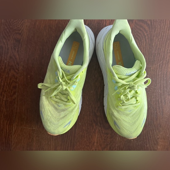 Hoka Arahi 6, size 7B, yellow - Picture 2 of 2